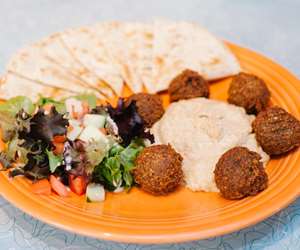 Falafel Hummus Salad Plate